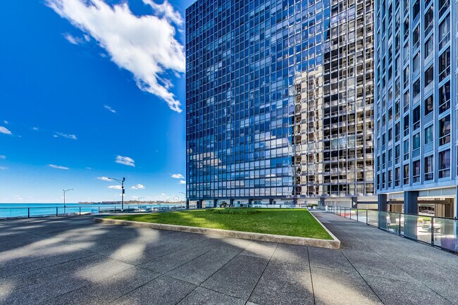 Building Photo - 910 N Lake Shore Dr