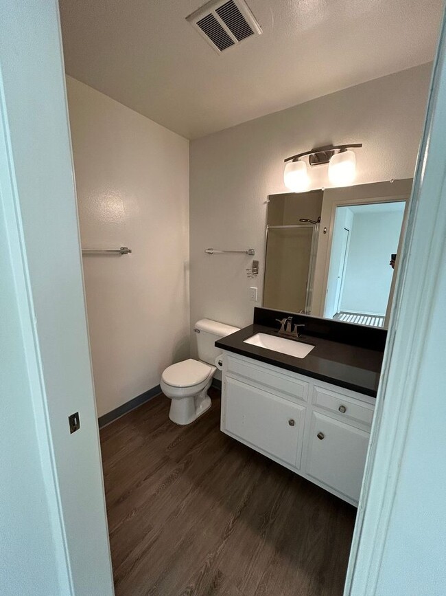 Building Photo - Spacious 3bdrm townhouse with yard & washe...