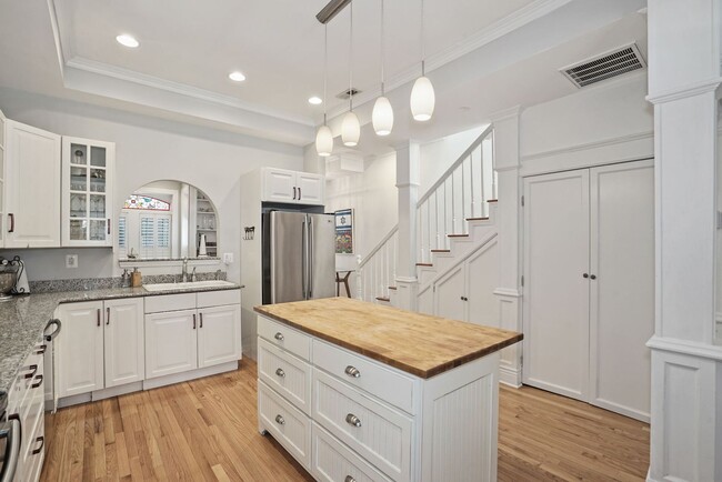 Building Photo - Lovely 2 BR/2.5 BA Apartment near Noma II!