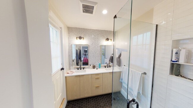 Building Photo - 15 Lanark Rd