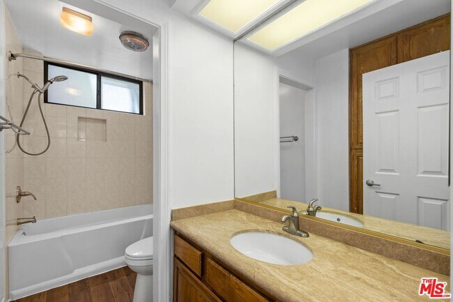 Building Photo - 2031 S Bentley Ave