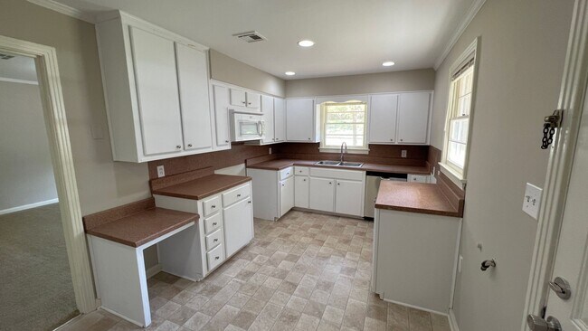 Building Photo - 3-Bedroom with so much to offer !