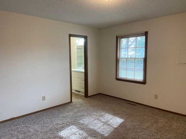 Building Photo - Like new, ranch home near Bass Pro, fully renovated interior,