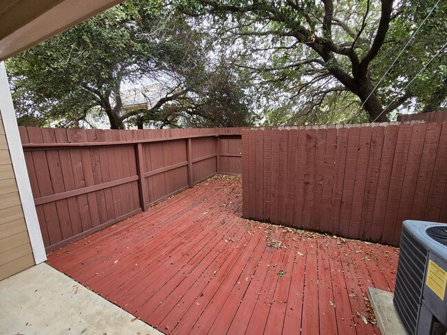 Building Photo - College Station - 2 bed - 2 1/2 bath Townh...