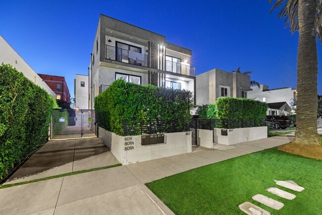 Building Photo - 3 BED 3 BATH | PRIVATE FRONT YARD | PRIVATE 2 CAR ATTACHED GARAGE | WASHER | DRYER | CENTRAL A/C