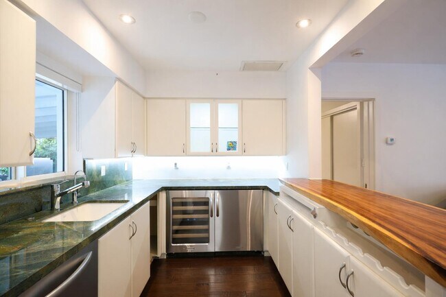 Building Photo - 3018 NE 26th St