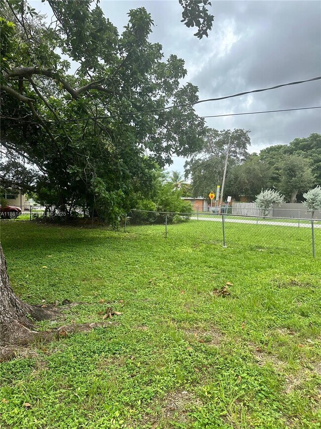 Building Photo - 890 NW 106th St