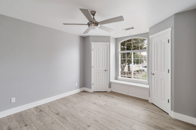 Building Photo - 3451 Woodbury Dr