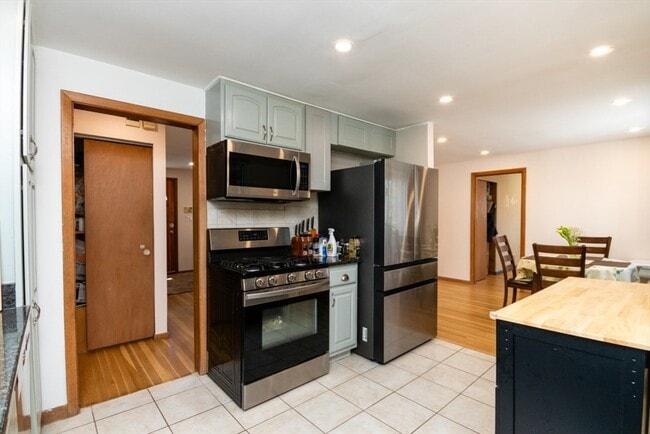 Building Photo - 22 Livoli Rd