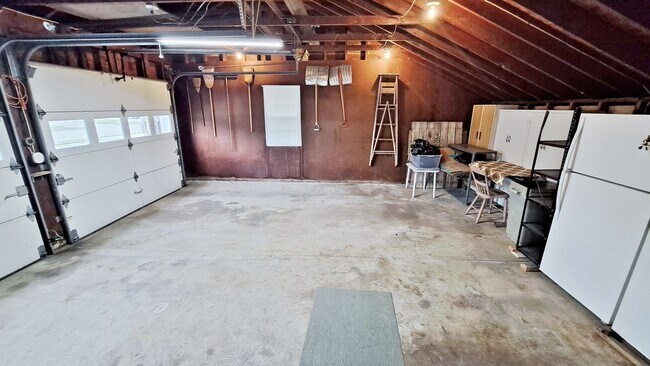 Building Photo - Fully Furnished 4 Bed / 1-1/2 Bath Single Family Home w/2 Car Garage