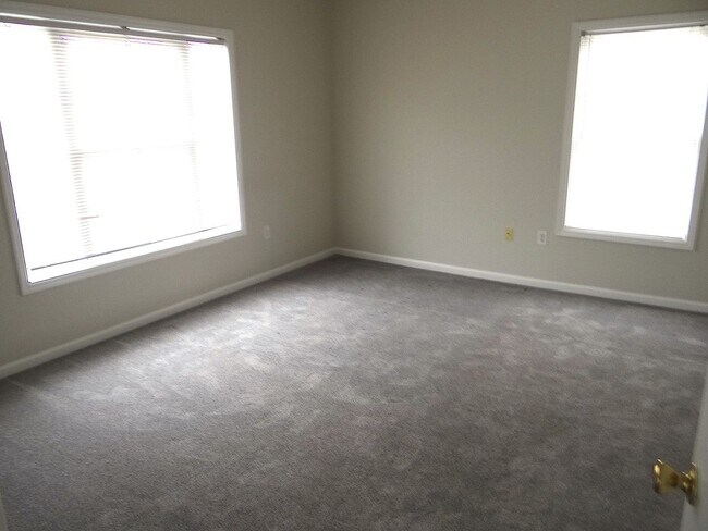 Building Photo - Annual Rental @ Cross Gate in Deerfield