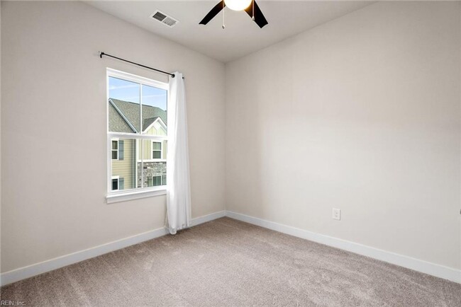 Building Photo - Newer Construction 3 Story Condo!