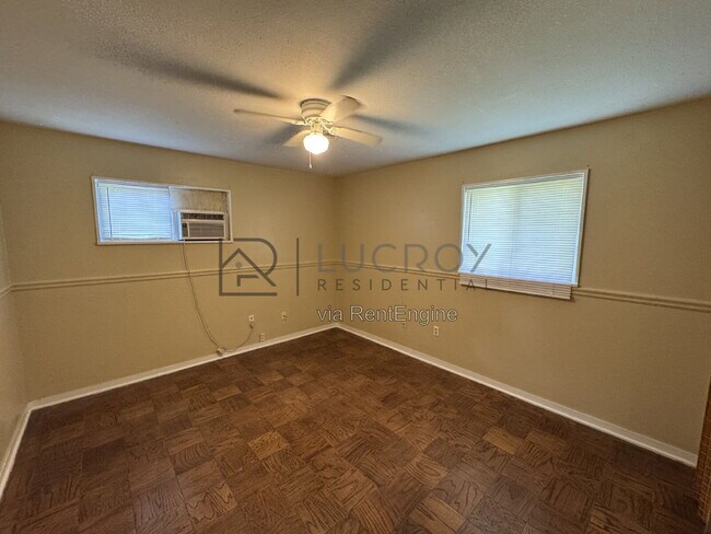 Building Photo - 3038 Lakewood Dr