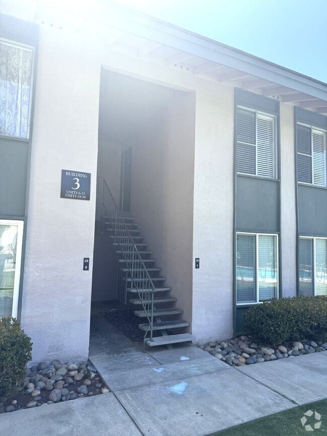 Building Photo - Charming One-Bedroom Condo in Prime Concor...