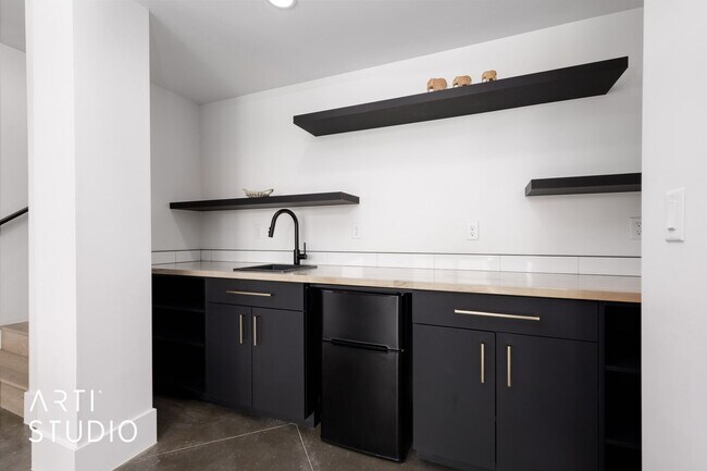 Building Photo - Beautiful 6 Bedroom 4.5 Bathroom Home in D...