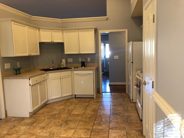 Building Photo - 905 Lowry Ct