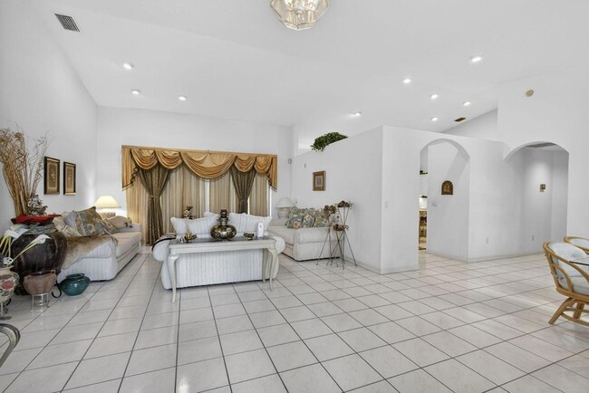 Building Photo - 1940 S Club Dr