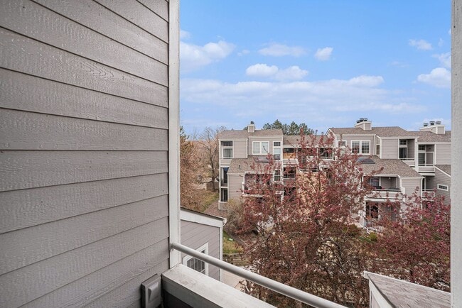 Building Photo - Lake Views in the City! **Move-In Special**