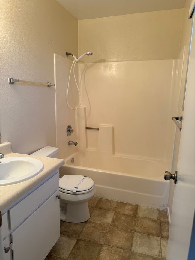 Building Photo - 8266-8266 Linden Rd