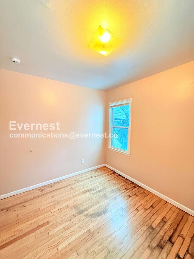 Building Photo - 8431 Rosemont Ave