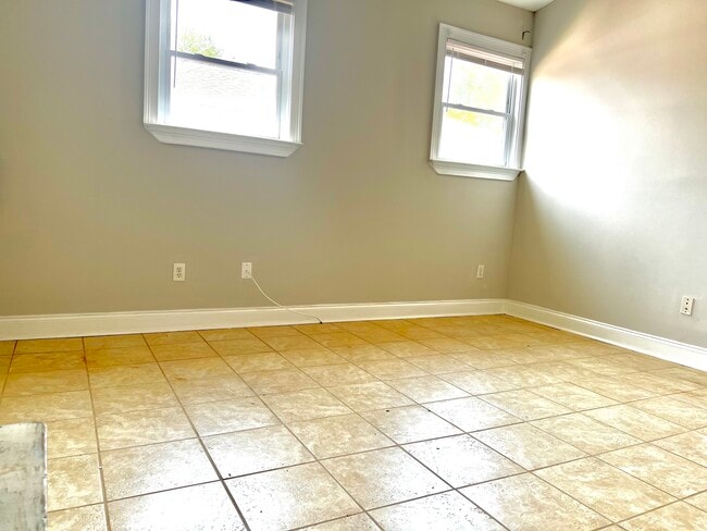 Building Photo - 406 E 31st St