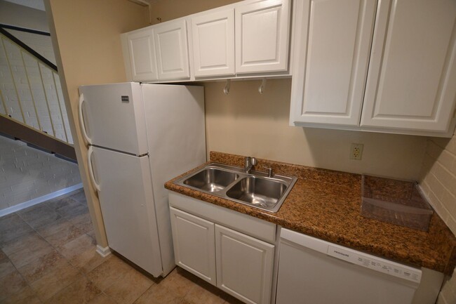 Building Photo - Fully Furnished!  2 bedroom 1 bath townhou...