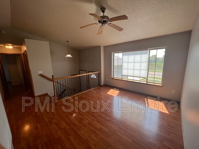 Building Photo - 4829 S Wilson Ave