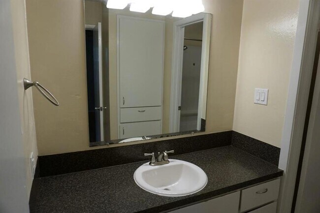 Building Photo - 3321 Dolphin Dr