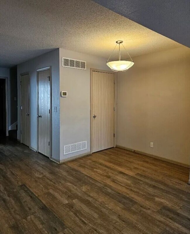 Building Photo - Great Location!!!!