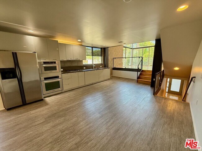 Building Photo - 530 N Larchmont Blvd
