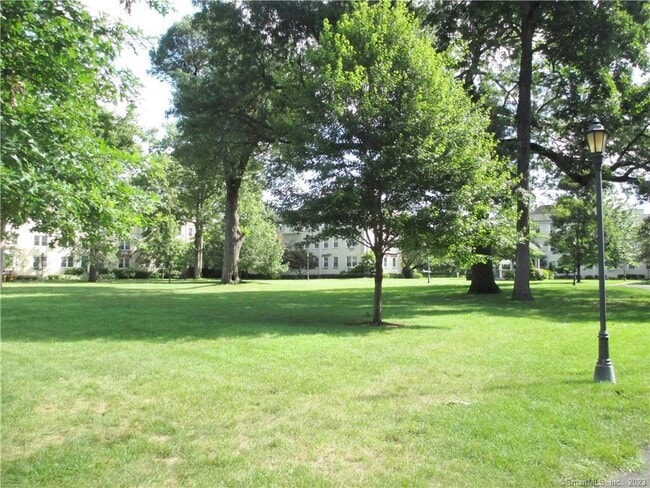 Building Photo - 126 Woodside Green
