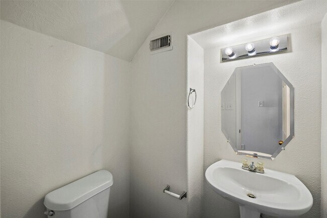 Building Photo - 18401 Sunrise Oaks Ct