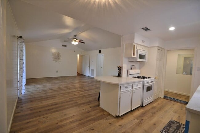 Building Photo - 5422 Kingfisher Dr