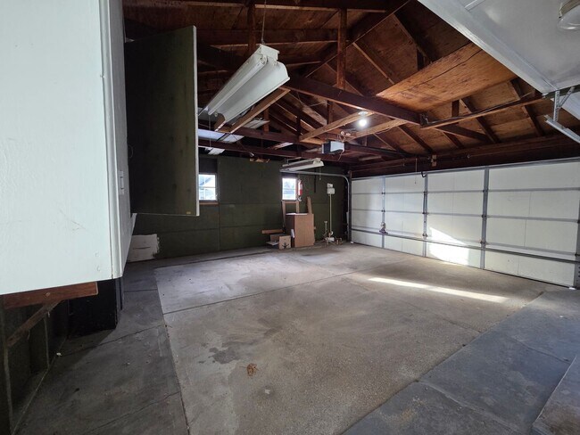 Building Photo - Beautiful 4 bedroom in Forest Hills