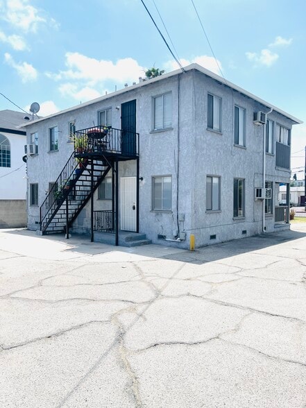 Building Photo - 5754 Vineland Ave