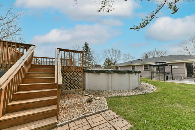 Building Photo - 15470 W Mayflower Dr