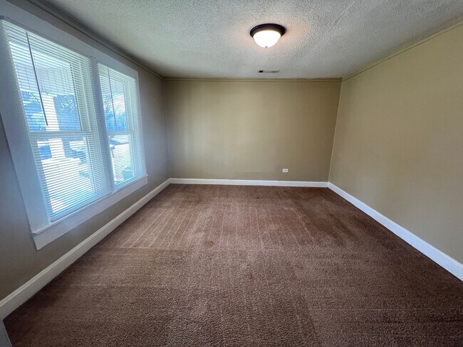 Building Photo - 2 Bedroom 1 Bathroom Home in the West End