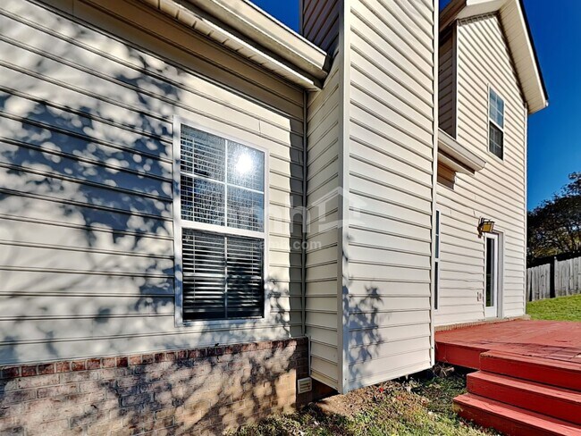 Building Photo - 116 Lake Point Ct