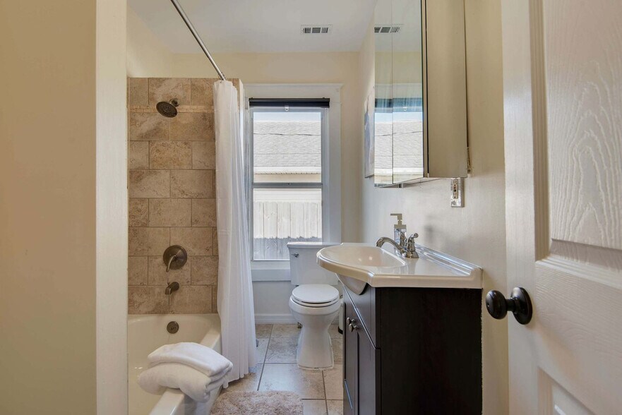 Building Photo - 108 E Flora St