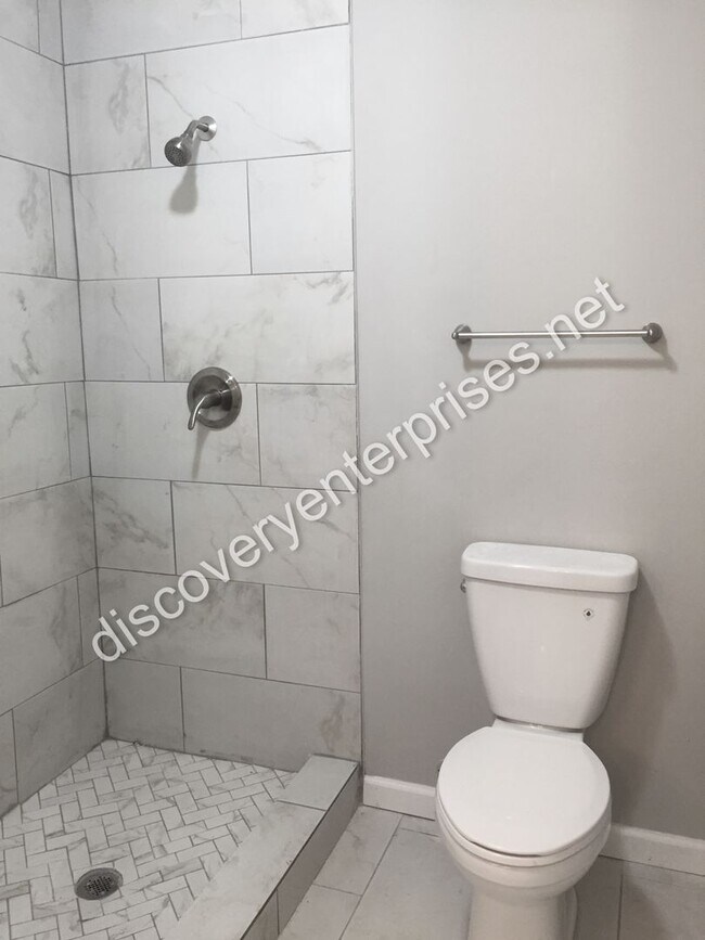 Building Photo - JUST REDUCED! 4 Bdrm / 2 Bath Home - 1st m...