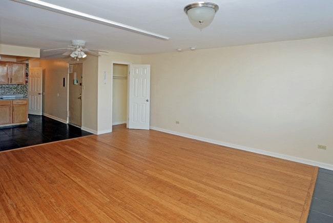 Building Photo - Elmbr Court