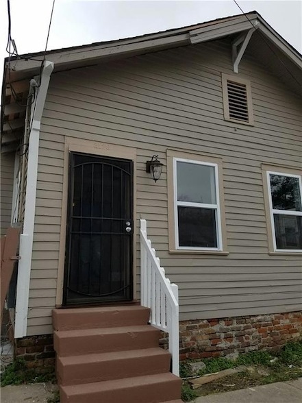 Building Photo - 2128 Clara St