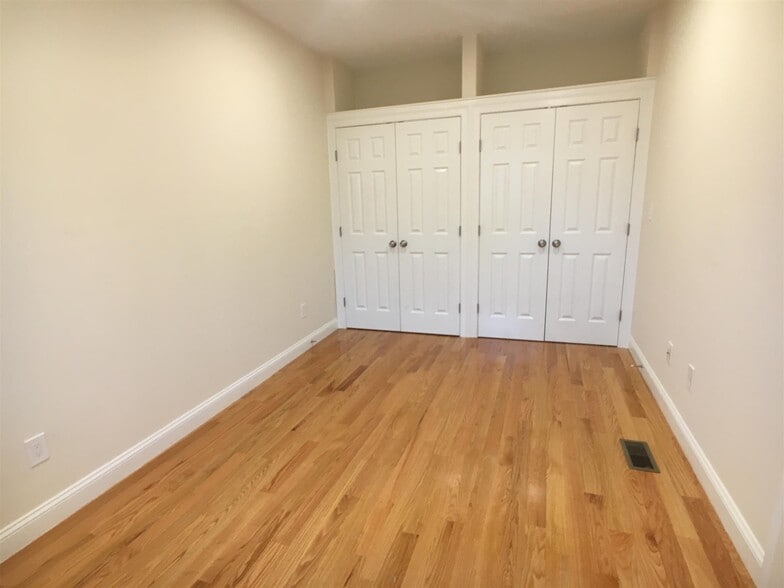 Building Photo - 67 Temple St