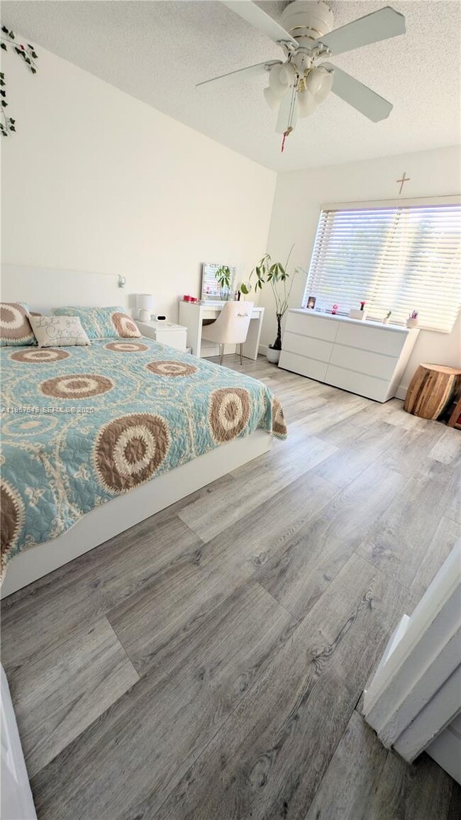 Building Photo - 369 Lakeview Dr