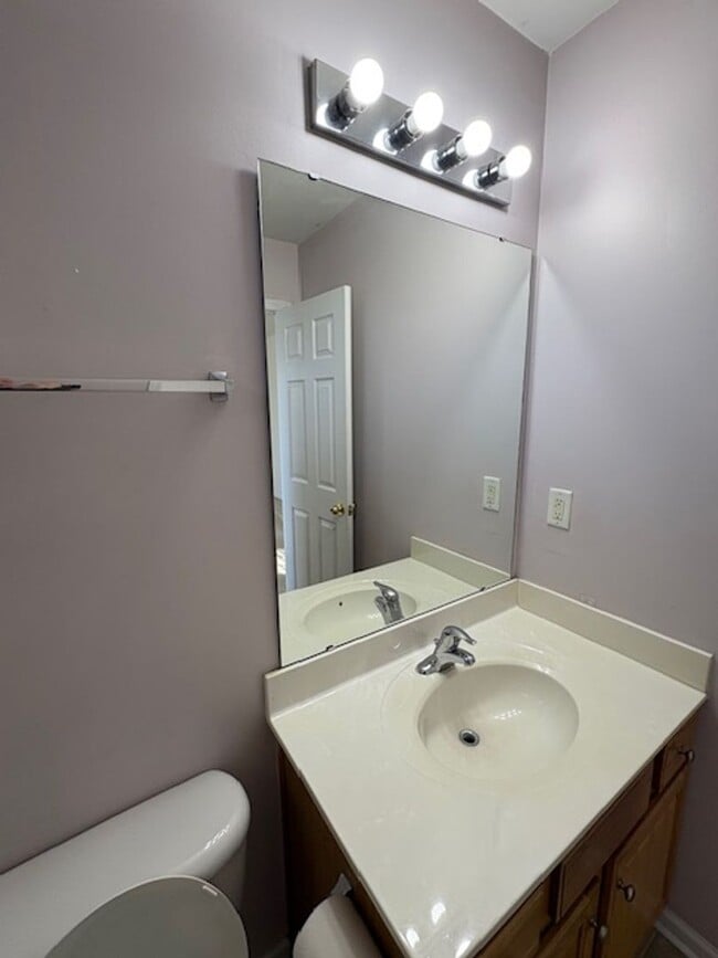 Building Photo - Cozy Living