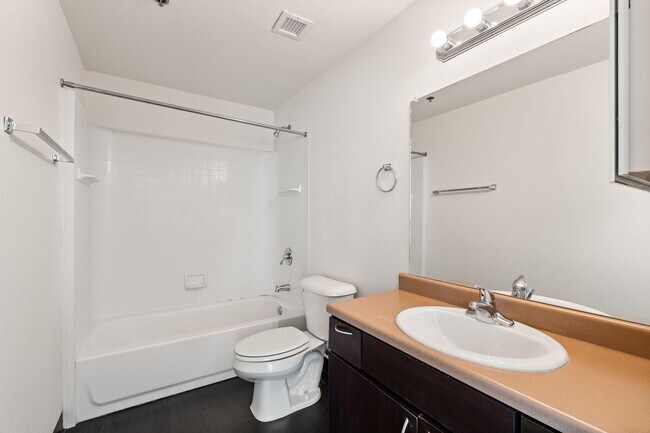 Building Photo - 517 Gold Ave SW