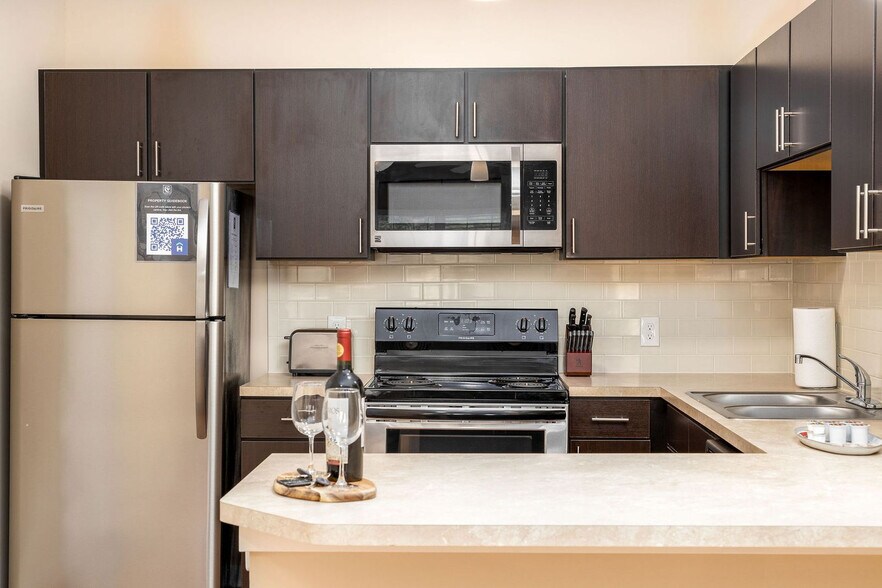 Building Photo - 5799 Fenimore Trail Dr W