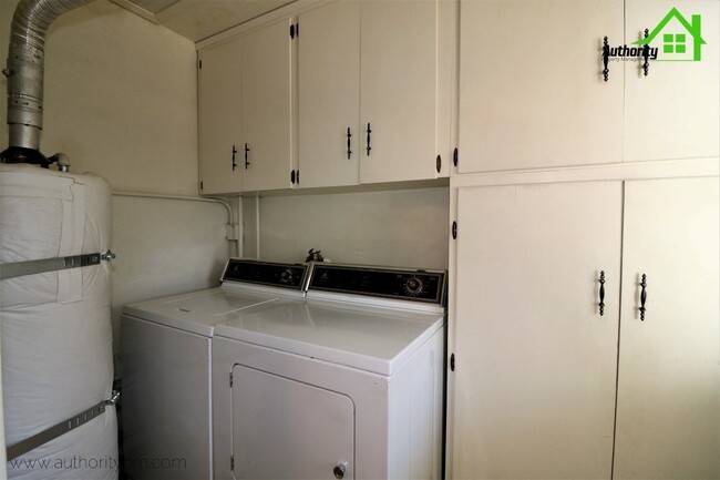 Building Photo - 1924 Sequoia St