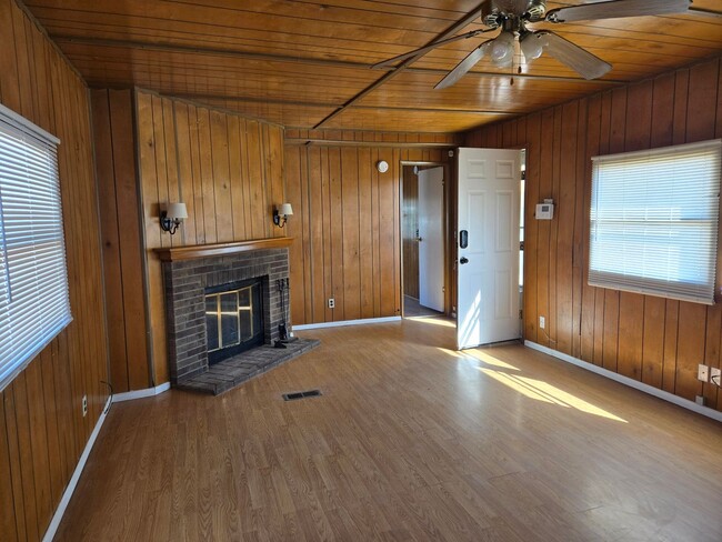 Building Photo - Three Bedroom, Pet Friendly Home!