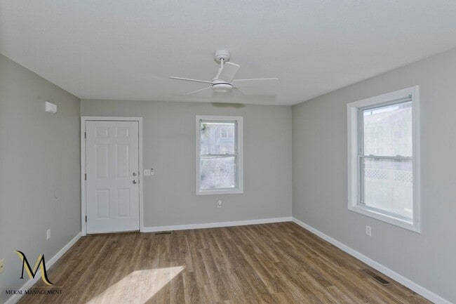 Building Photo - Newly Renovated Duplex Apt | All New Appliances + Off Street Parking
